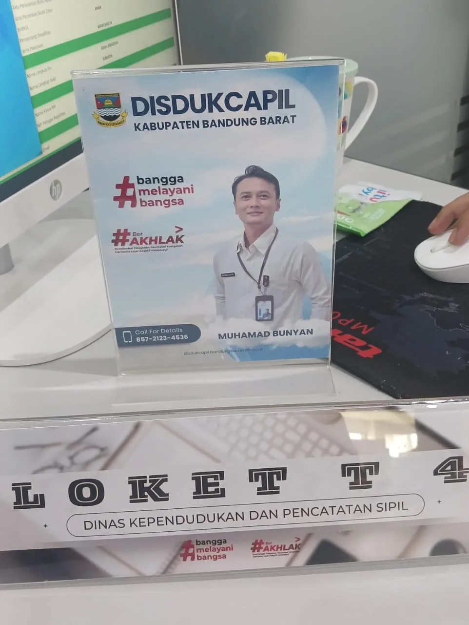 Muhamad Bunyan, Petugas Loket 4 Disdukcapil KBB yang Amanah dan Profesional 1 Muhamad Bunyan, Petugas Loket 4 Disdukcapil KBB yang Amanah dan Profesional I PojokPublik