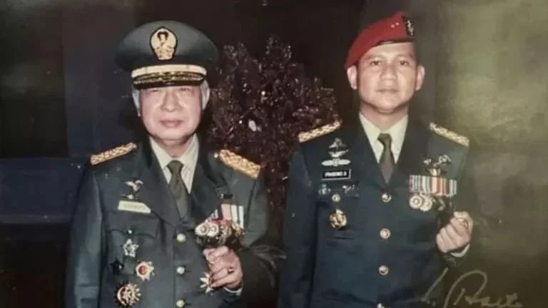 Mengubur Reformasi dengan Gelar Kepahlawanan Soeharto I PojokPublik