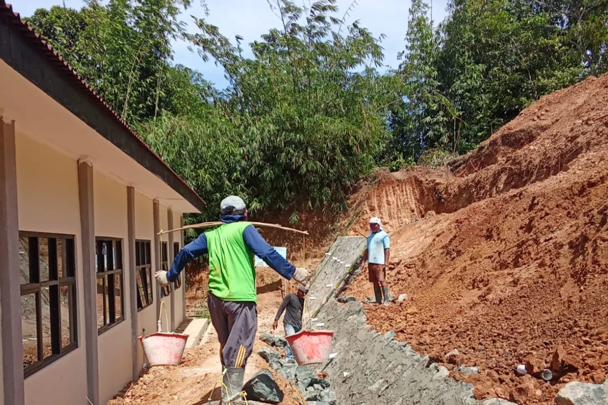 BWC Temukan Proyek Turap di SMKN 1 Sajira, Diduga Kurang Pengawasan dan Langgar K3 1 BWC Temukan Proyek Turap di SMKN 1 Sajira, Diduga Kurang Pengawasan dan Langgar K3 I PojokPublik