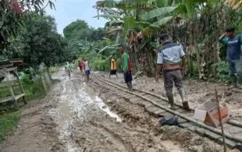 Puluhan Tahun Tak di Poles Pemerintah, Warga Angsana dan Cipinang Keluhkan Jalan Rusak