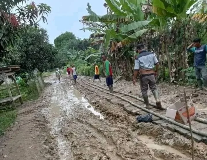 Puluhan Tahun Tak di Poles Pemerintah, Warga Angsana dan Cipinang Keluhkan Jalan Rusak I PojokPublik
