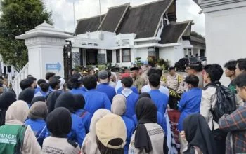 Balai Kota Sukabumi di Serbu, Mahasiswa Minta Pemkot Serius Tangani Penyebab Banjir 6 Balai Kota Sukabumi di Serbu, Mahasiswa Minta Pemkot Serius Tangani Penyebab Banjir I PojokPublik