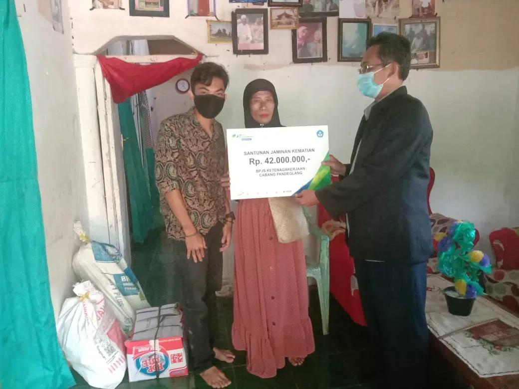 Dindikbud Pandeglang Salurkan JKM Guru Honorer di Cibaliung 7 Dindikbud Pandeglang Salurkan JKM Guru Honorer di Cibaliung I PojokPublik