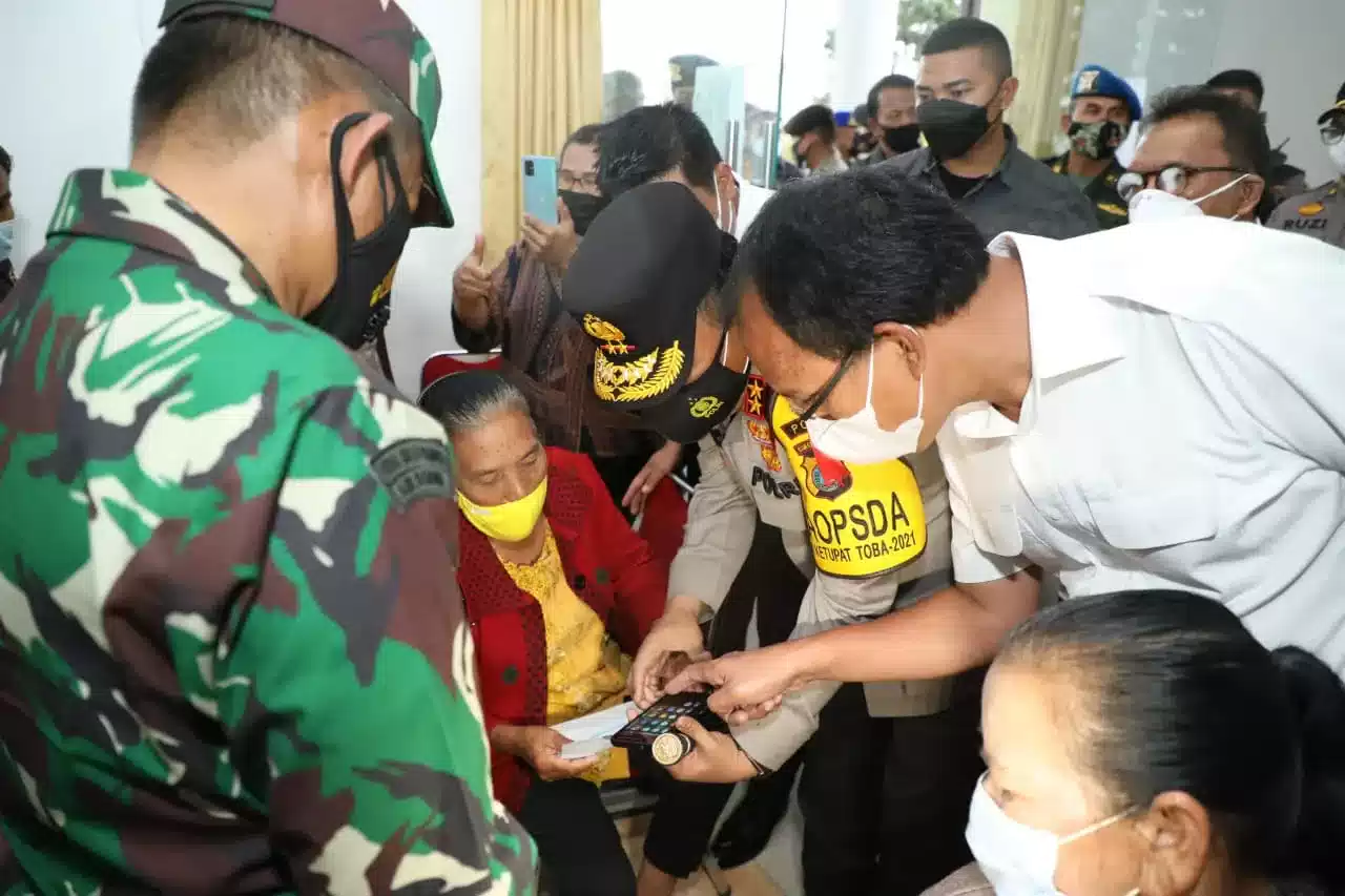 Kapolda Sumut Tinjau Percepatan Vaksinasi Massal di Humbahas 7 Kapolda Sumut Tinjau Percepatan Vaksinasi Massal di Humbahas I PojokPublik