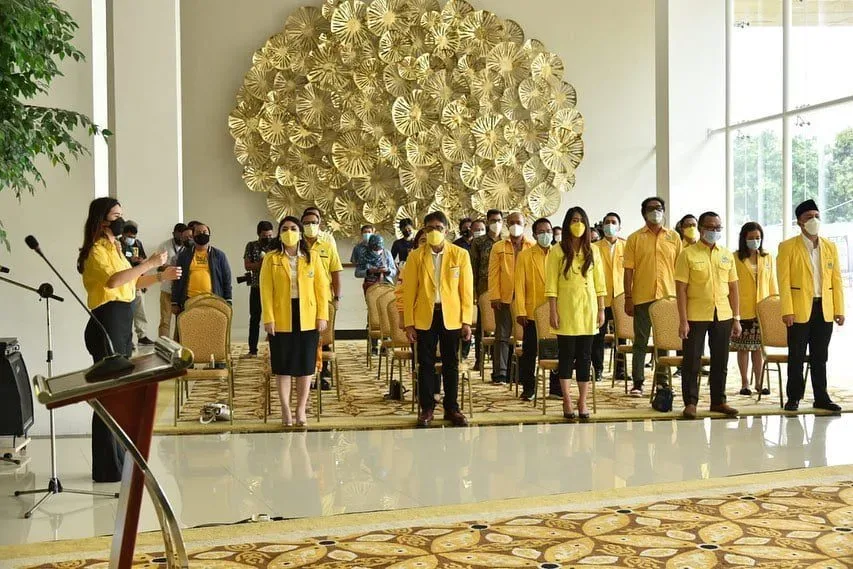 Airlangga Kukuhkan Pengurus Lembaga Komunikasi dan Informasi DPP Golkar 7 Airlangga Kukuhkan Pengurus Lembaga Komunikasi dan Informasi DPP Golkar I PojokPublik