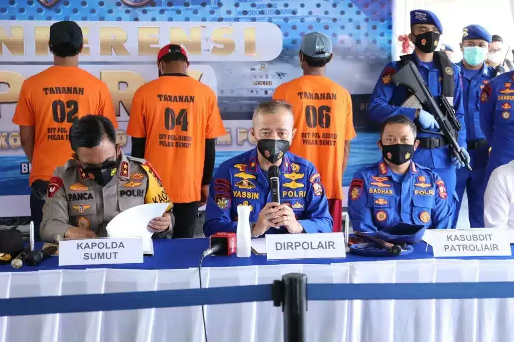 Kapolda Sumut dan Dir Polair Korpolairud Baharkam Polri Pimpin Penangkapan 2 Kapal Ikan Asing 7 Kapolda Sumut dan Dir Polair Korpolairud Baharkam Polri Pimpin Penangkapan 2 Kapal Ikan Asing I PojokPublik
