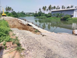 Truk Penyumbang Jalan di Tanjung Burung Tangerang Amblas
