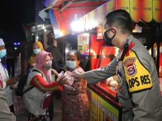 Kapolres Tangerang Salurkan Bansos Untuk Pedagang di Panongan