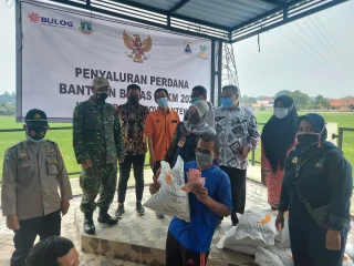 Bulog Salurkan Beras Dampak PPKM di Lebak