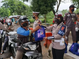 Satlantas Polres Lebak Bagikan Sembako ke Warga