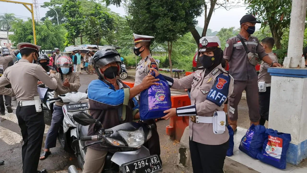 Satlantas Polres Lebak Bagikan Sembako ke Warga 6 Satlantas Polres Lebak Bagikan Sembako ke Warga I PojokPublik