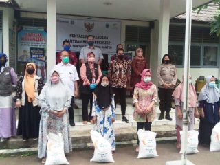 Bulog Launching Beras PPKM di Pandeglang