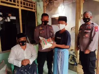 Sat Binmas Polres Lebak Salurkan Bantuan Beras Ke Yayasan Al Askilaf