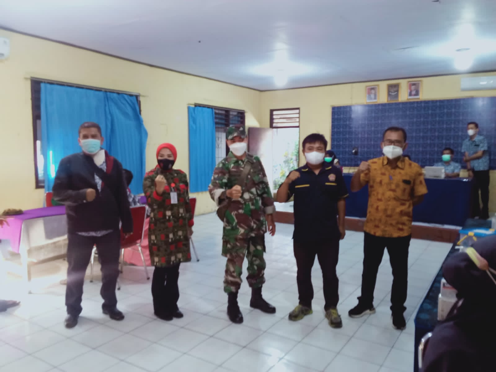Vaksinasi Masal Di Kelurahan MC Timur Relawan Karangtaruna Kecamatan Rangkasbitung Sigap Membantu 2 Vaksinasi Masal Di Kelurahan MC Timur Relawan Karangtaruna Kecamatan Rangkasbitung Sigap Membantu I PojokPublik