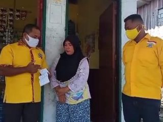 Golkar Bagikan Token Listrik, Masyarakat : Terimakasih Golkar, Terimakasih Fery Auparay