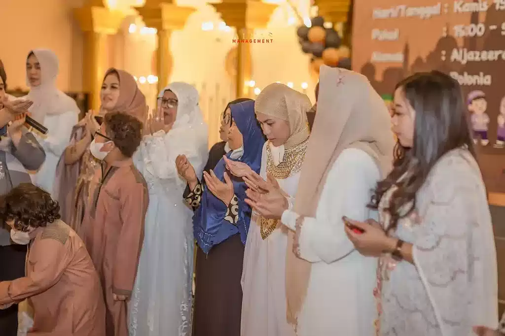 Camellia Lubis bendum KITA : Rayakan Harlah ke-1, KITA Gelar Santunan Anak Yatim 7 Camellia Lubis bendum KITA : Rayakan Harlah ke-1, KITA Gelar Santunan Anak Yatim I PojokPublik