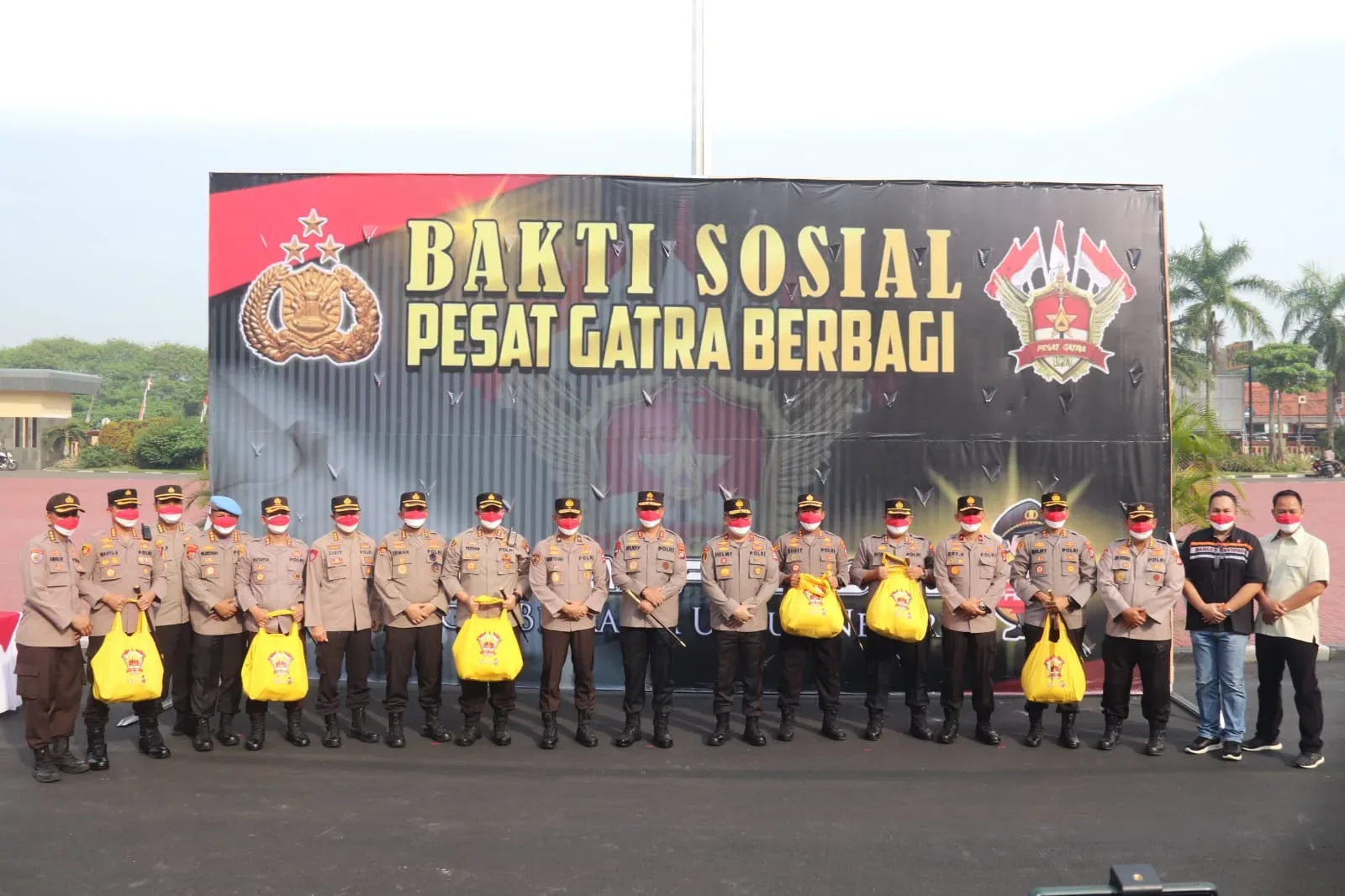 Baksos, Pesat Gatra Berbakti, 320 Paket Sembako Untuk Warga Di Darkum Polres Serang Kota Polda Banten 7 Baksos, Pesat Gatra Berbakti, 320 Paket Sembako Untuk Warga Di Darkum Polres Serang Kota Polda Banten I PojokPublik