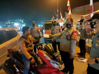Cegah Covid-19, Polsek Pasar Kemis Bagika  Masker