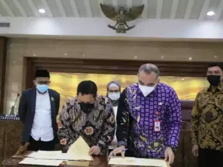 Perumdam TKR Serahkan Jaringan Perpipaan ke Perumda Tirta Banteng