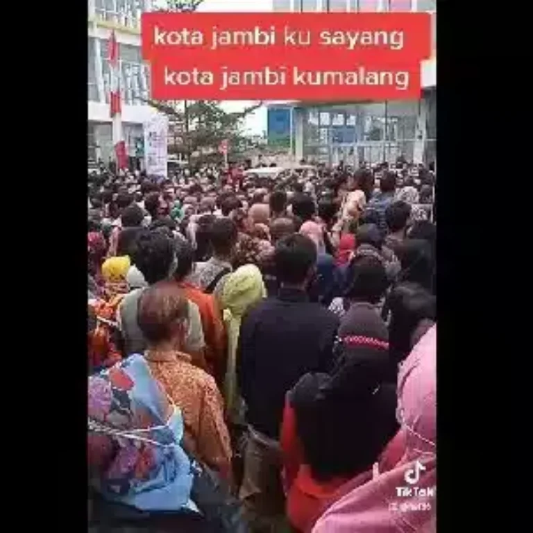Kerumunan Saat PPKM di Hotel Yello, Aktivis Minta Satgas Jambi Tegas 15 Kerumunan Saat PPKM di Hotel Yello, Aktivis Minta Satgas Jambi Tegas I PojokPublik