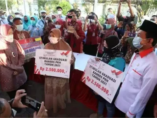 Ajak Mensos ke Dapil, Bukhori Serakhkan Bansos ke Warga