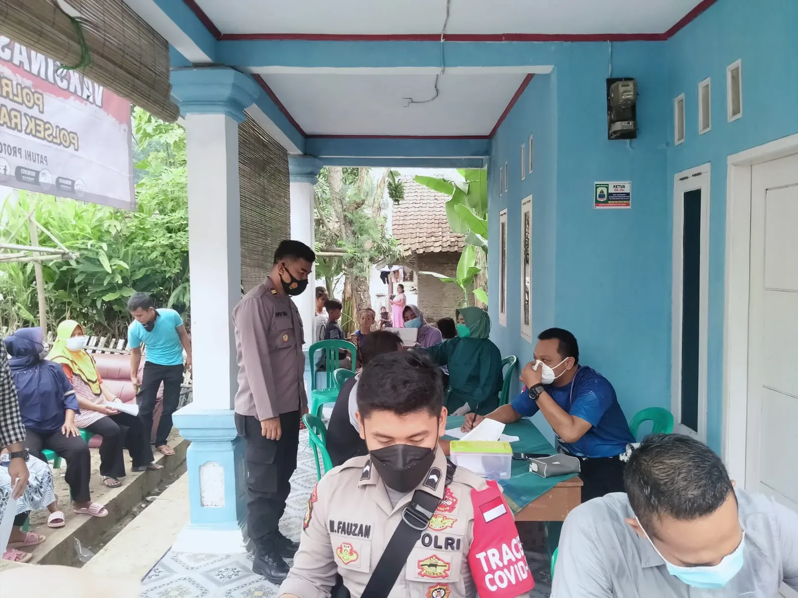 Gebyar Vaksinasi, Polsek Rangkasbitung dan Puskesmas Kolelet Diserebu Warga 7 Gebyar Vaksinasi, Polsek Rangkasbitung dan Puskesmas Kolelet Diserebu Warga I PojokPublik