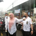 Hujan - hujanan Bupati Cantik Lakukan Ini di Pasar Pandeglang I PojokPublik