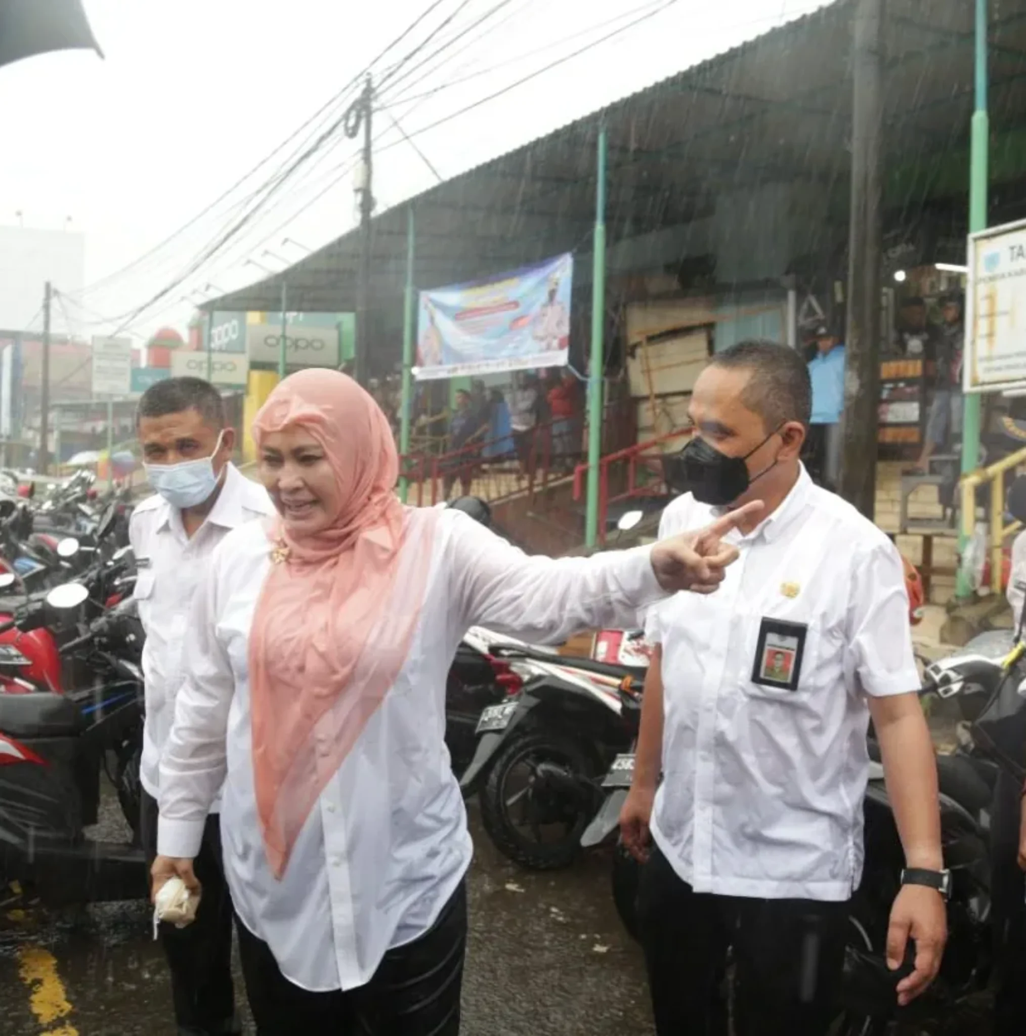 Hujan – hujanan Bupati Cantik Lakukan Ini di Pasar Pandeglang