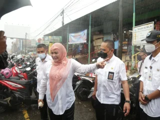 Hujan - hujanan Bupati Cantik Lakukan Ini di Pasar Pandeglang