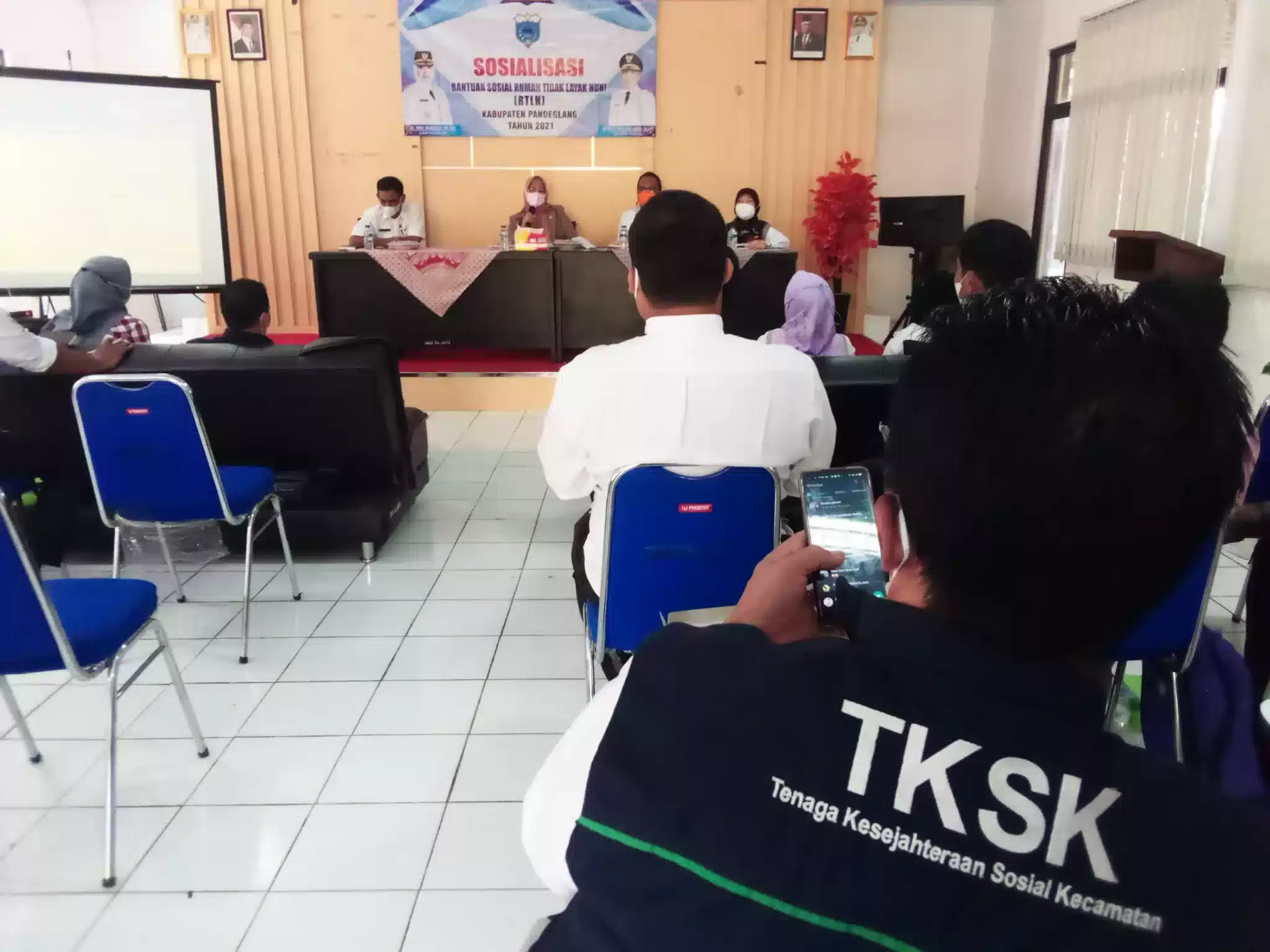 Dinsos Pastikan Bantuan RTLH di Pandeglang Tepat Sasaran 7 Dinsos Pastikan Bantuan RTLH di Pandeglang Tepat Sasaran I PojokPublik