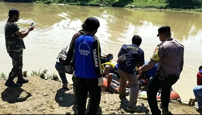Akhirnya Setelah 3 Hari Pencarian Korban Tenggelam Di Sungai Ciujung Membuahkan Hasil 7 Akhirnya Setelah 3 Hari Pencarian Korban Tenggelam Di Sungai Ciujung Membuahkan Hasil I PojokPublik