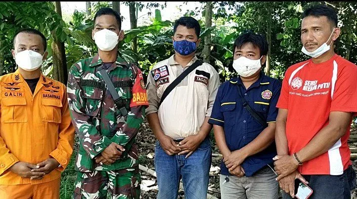 Ungkapan Terimakasih Babinsa Cijoro Lebak Kepada Relawan Pasca Ditemukannya Korban Tenggelam 10 Ungkapan Terimakasih Babinsa Cijoro Lebak Kepada Relawan Pasca Ditemukannya Korban Tenggelam I PojokPublik