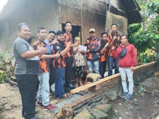 Rumah Warga Cibuah Roboh Akibat Cuaca Buruk, Ormas PP PAC Warunggunung Berikan Bantuan