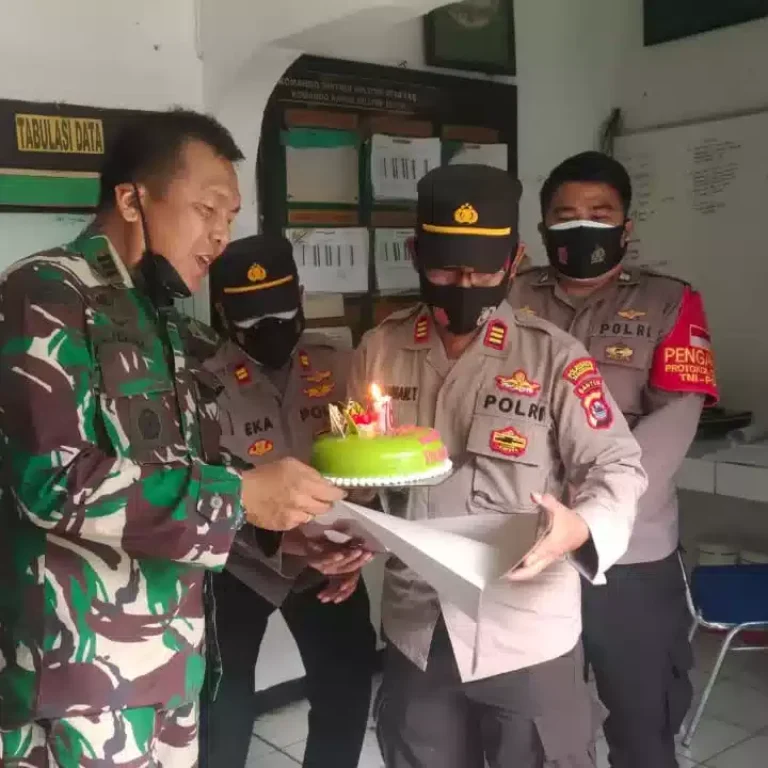 Saat HUT TNI ke 76, Kapolsek Cisoka Berikan Kejutan