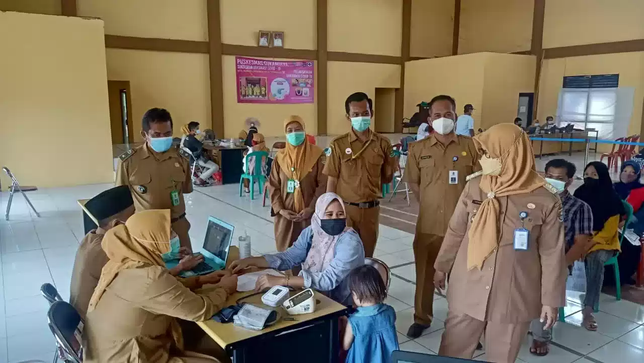 Camat Sukamulya Targetkan 75 Peresen Warga Disuntik Vaksin 7 Camat Sukamulya Targetkan 75 Peresen Warga Disuntik Vaksin I PojokPublik