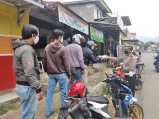 Satlantas Polres Pandeglang Berbagi Nasi Kota ke Tukang Ojeg