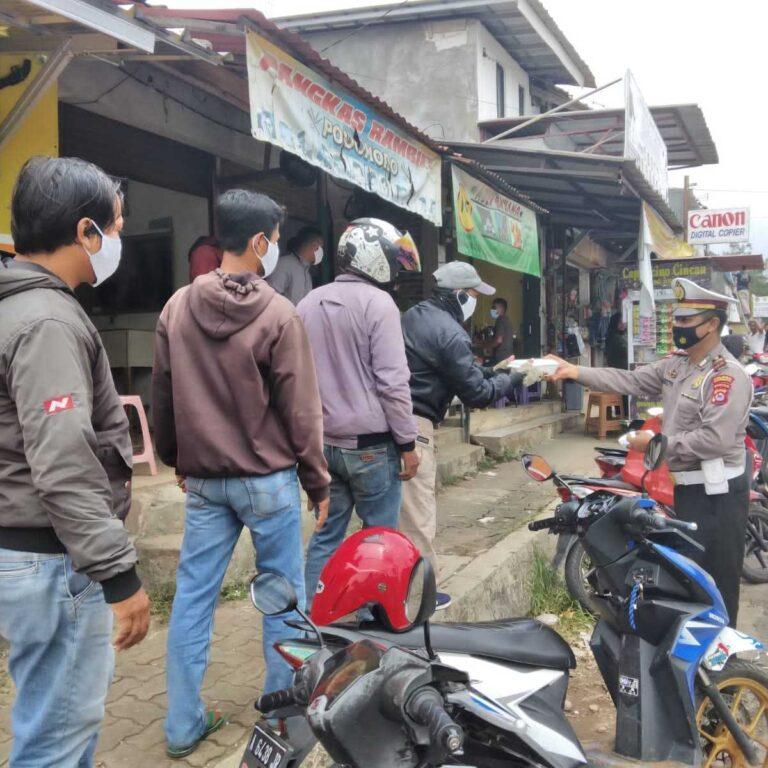 Satlantas Polres Pandeglang Berbagi Nasi Kota ke Tukang Ojeg