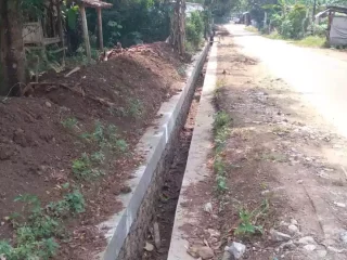 Pelaksanaan Proyek Dranase di Cikentrung Cadasari Berjalan Lancar