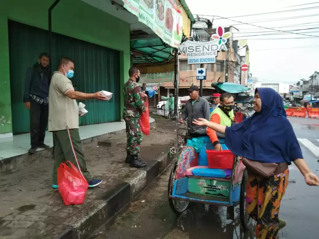Anggota Korem 064 MY Peduli Warga Bagikan Nasi Bungkus 7 Anggota Korem 064 MY Peduli Warga Bagikan Nasi Bungkus I PojokPublik