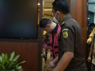 Usai Diperiksa, Kejagung Tahan Seorang Tersangka Korupsi PT Perum Perindo