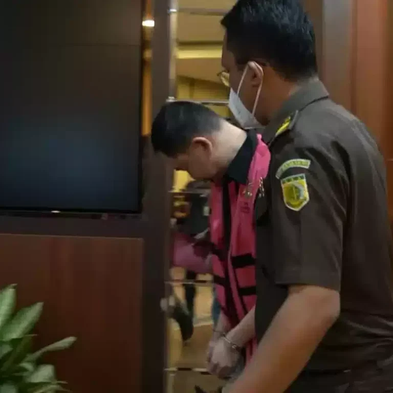 Usai Diperiksa, Kejagung Tahan Seorang Tersangka Korupsi PT Perum Perindo