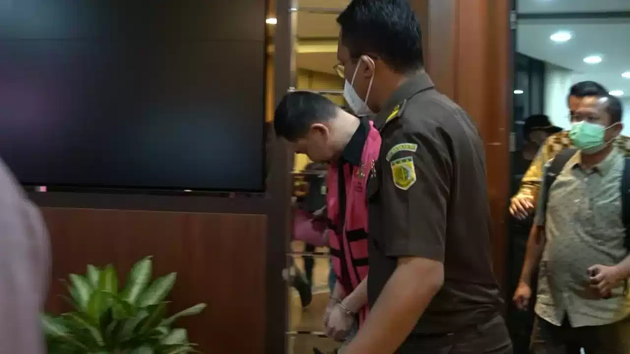 Usai Diperiksa, Kejagung Tahan Seorang Tersangka Korupsi PT Perum Perindo 7 Usai Diperiksa, Kejagung Tahan Seorang Tersangka Korupsi PT Perum Perindo I PojokPublik