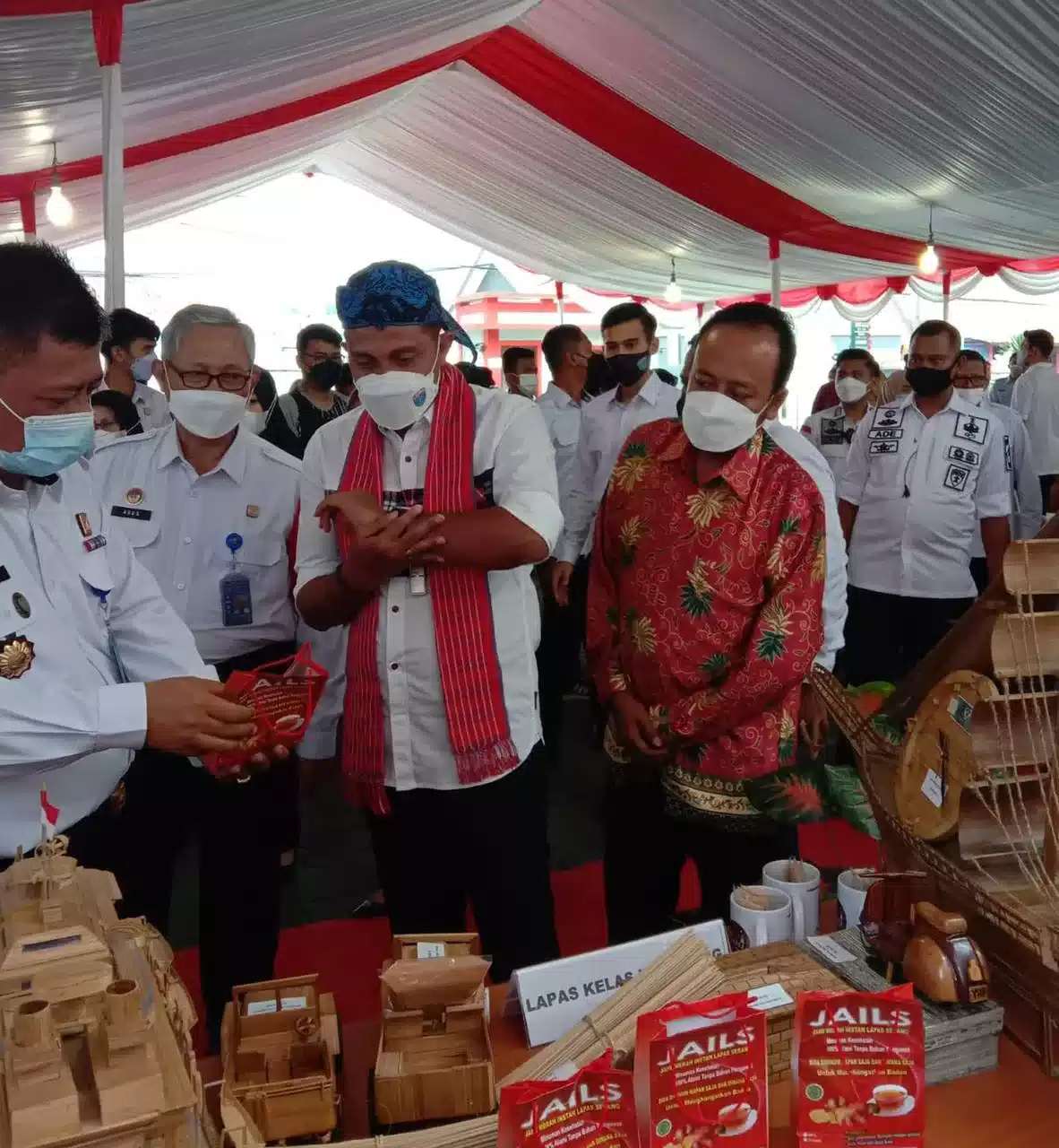 Wamenkumham RI dan Ombudsman Banten Tinjau Karya Warga Binaan Lapas Serang 7 Wamenkumham RI dan Ombudsman Banten Tinjau Karya Warga Binaan Lapas Serang I PojokPublik