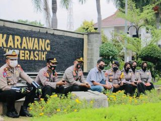 Buruh dan Mahasiswa Demo, Begini Aksi Kapolres Karawang