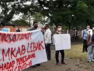 Berkerumun Saat Pandemi, Mahasiswa Geruduk Rumah Jayabaya