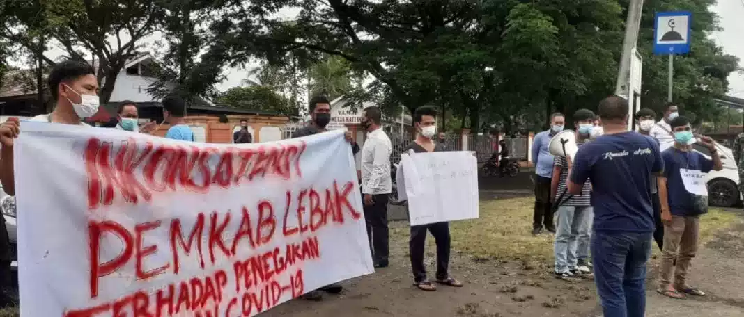 Berkerumun Saat Pandemi, Mahasiswa Geruduk Rumah Jayabaya 10 Berkerumun Saat Pandemi, Mahasiswa Geruduk Rumah Jayabaya I PojokPublik