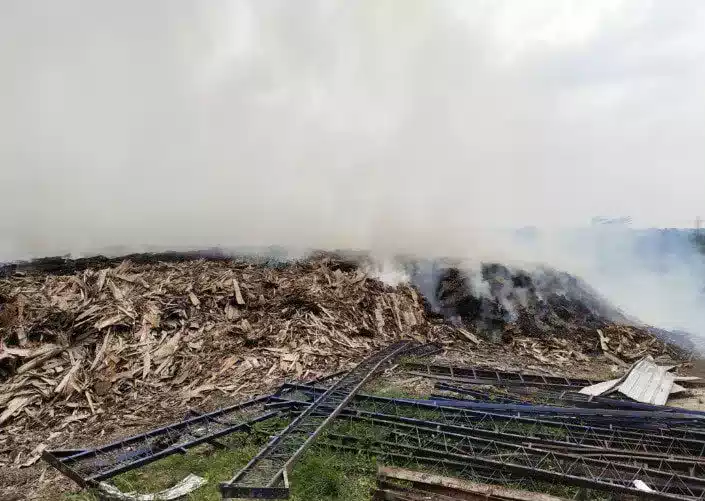 Hari Ke 3 Kebakaran Limbah PT Asri Indotama, Warga Sekitar Mulai Keluhkan Sesak Dan Mata Perih 7 Hari Ke 3 Kebakaran Limbah PT Asri Indotama, Warga Sekitar Mulai Keluhkan Sesak Dan Mata Perih I PojokPublik