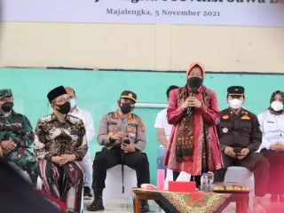 Kunjungi Ponpes Al Mizan Majalengka, Risma Bagi-Bagi Bansos