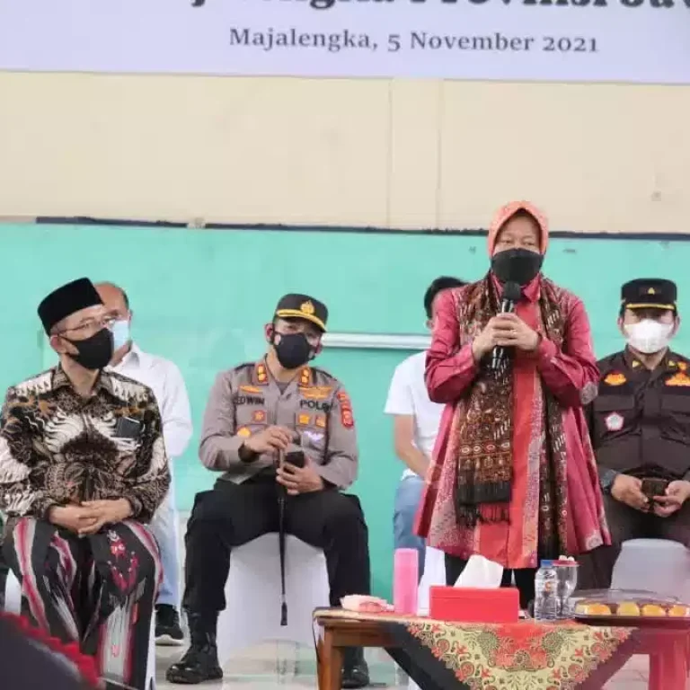 Kunjungi Ponpes Al Mizan Majalengka, Risma Bagi-Bagi Bansos 13 Kunjungi Ponpes Al Mizan Majalengka, Risma Bagi-Bagi Bansos I PojokPublik