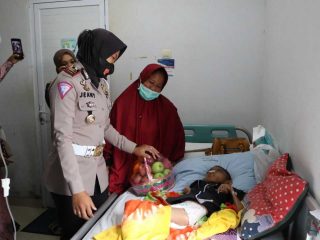 WOW...!Satlantas Polres Pandeglang Peduli Gizi Buruk